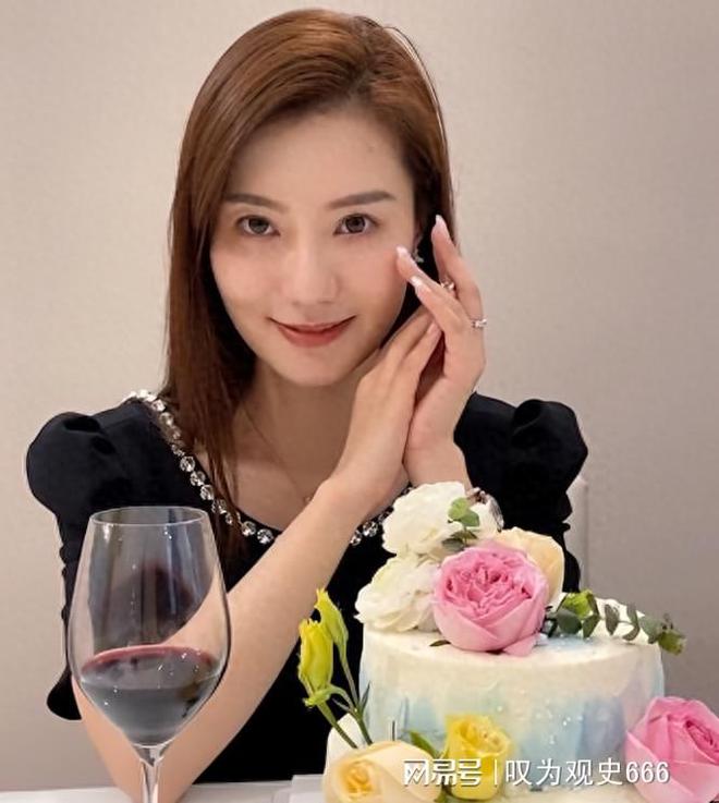 一周掉粉数万！贱卖妻子化妆品豪车仅卖70米乐官方网站00起底猴哥的下滑路(图8)