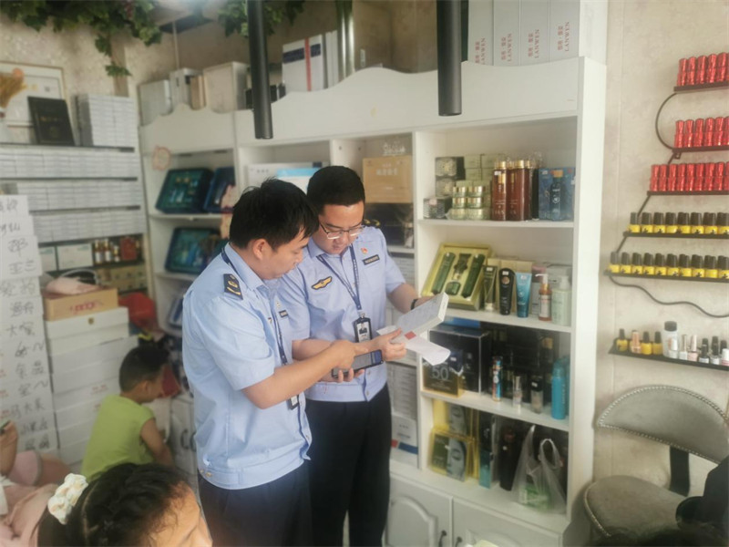 米乐官方网站江苏省江阴市市场监管局顾山分局开展化妆品经营“小店”专项检查(图1)