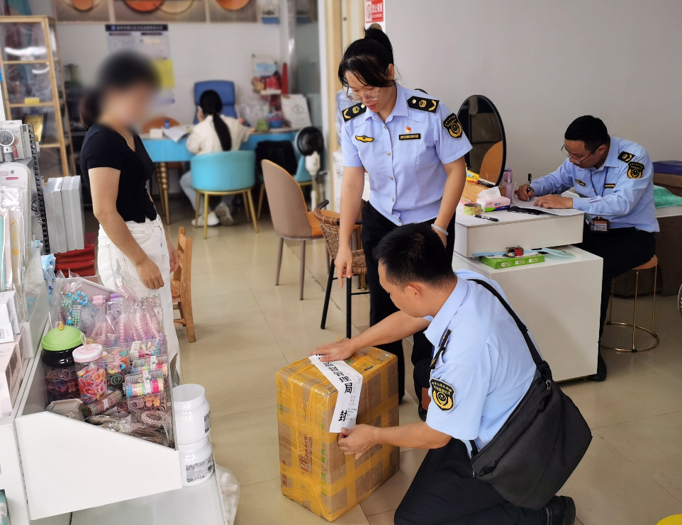 米乐广西柳州市柳江区市场监管局严查化妆品经营使用环节违法行为(图1)