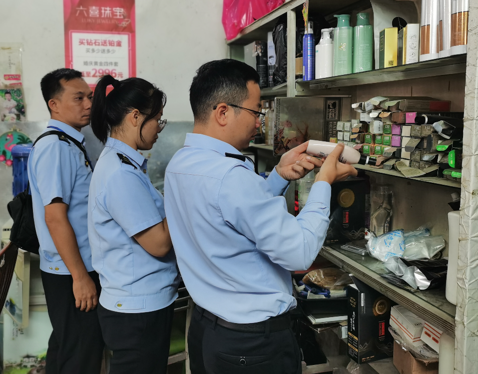 米乐广西柳州市柳江区市场监管局严查化妆品经营使用环节违法行为(图2)